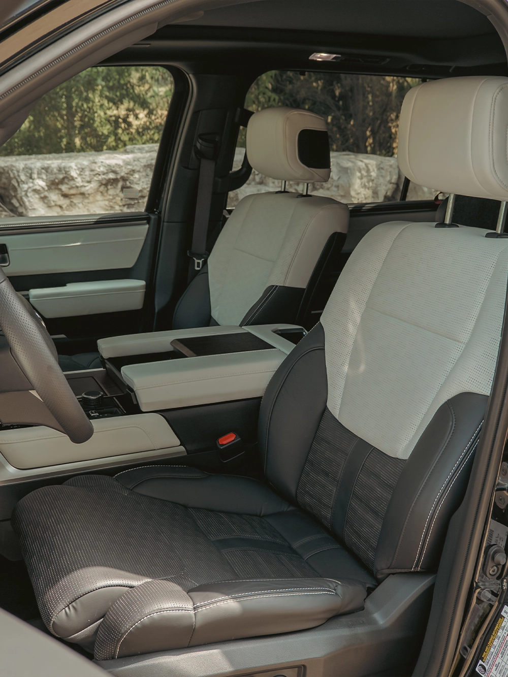 Toyota Sequoia Capstone - מושבים אחוריים