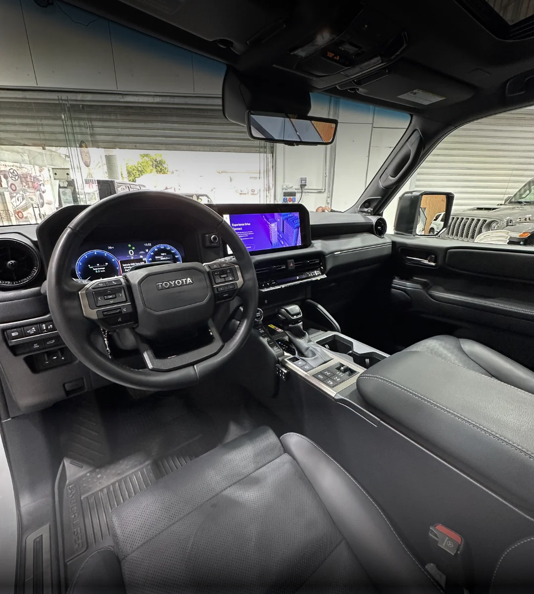 toyota-land-cruiser-premium-hybrid-2025-01