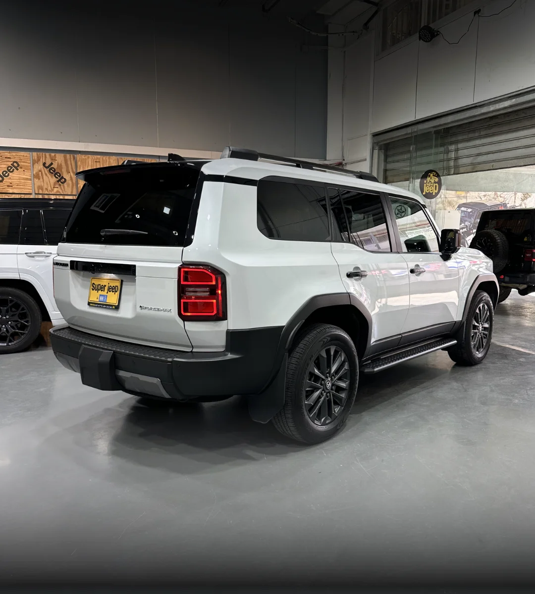 toyota-land-cruiser-premium-hybrid-2025-03