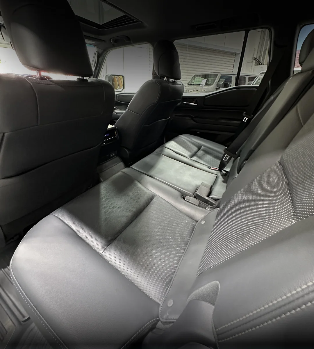 toyota-land-cruiser-premium-hybrid-2025-04